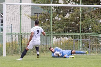 Fußball-Sachsenklasse: Thalheimer unterliegen Aufsteiger Irfersgrün - Patrick Ströhle (links) vergab nach sechs Minuten die größte Thalheimer Chance im ersten Durchgang. Keeper Max Schubert hielt den Linksschuss fest.