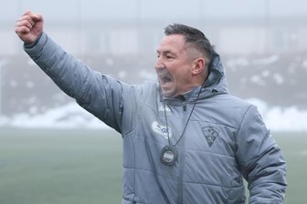 Fußball-Sachsenklasse: Titel-Fernduell zwischen Schöneck und Oelsnitz läuft weiter - Hat Schönecks Trainer Marco Waldenburger am Sonntag in Oberlungwitz Grund zum Jubeln?