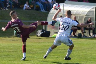 Fußball-Sachsenklasse: Überraschungsteam aus Irfersgrün kann in Reichenbrand die Spitze zurückerobern - Irfersgrüns Tom Schneider (links) muss mit seinem Team nach Reichenbrand, Syraus Fabian Müller und sein Sportclub erwarten Mülsen.