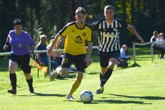 Fußball, Sachsenklasse: VfB Auerbach II empfängt zum Auftakt Merkur Oelsnitz - Chris Vogel (in Gelb) hier letzte Saison im Laufduell gegen den Stollberger Thomas Haase.