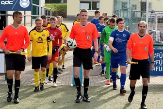 Fußball-Sachsenklasse: VfB Auerbach II kommt zwar zu Punkten, hätte aber höher gewinnen können - Beim jungen Aufsteiger-Team SV Barkas Frankenberg (rechts) gelang dem VfB Auerbach II ein 3:1-Sieg. Der VfB verstärkte sich auch durch A-Jugendspieler.