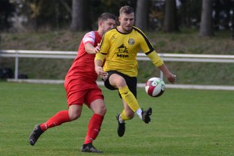 Fußball-Sachsenklasse: VfB Auerbach II stürzt Wilsdruff von der Spitze und verhilft Irfersgrün zur Tabellenführung - Albert Löser (am Ball) erzielte gegen Spitzenreiter SG Motor Wilsdruff für den VfB das Tor des Tages. Hier setzt er sich gegen Sebastian Göldner durch.