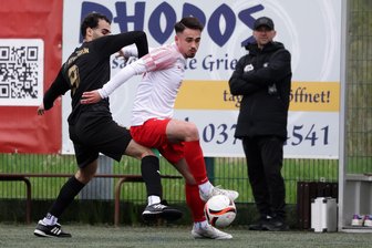Fußball-Sachsenklasse: VfB Schöneck vergibt sogar einen Handelfmeter - Irfersgrüns Mustafa Taher Ali (links) bedrängt hier den Meeraner Yannick Linnemann. Hinten beobachtet BSV-Trainer Uwe Kramer die Szene.
