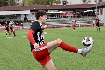 Fußball-Sachsenklasse: Warum Stollbergs Trainer trotz klarer Niederlage optimistisch ist - Mit seinem 2:3-Anschlusstor weckte der Stollberger Richard Strehmel Hoffnung – allerdings nur kurzzeitig.