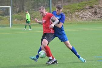 Fußball-Sachsenklasse West: Später Ausgleich lässt Annaberg jubeln - Der Annaberger Richard Freund (rotes Trikot), hier in einer früheren Partie, sorgte in Reichenbrand für den umjubelten Ausgleich.