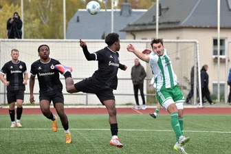 Fußball-Sachsenliga: Erzgebirger haben erste Auswärtszähler im Visier - Gegen den DSC spielte Jim Fischer (rechts) nur die ersten 20 Minuten, dann musste er verletzt raus.