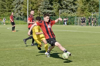 Fußball-Sachsenliga: ESV Lok Zwickau lässt im Derby gegen den VfB Fortuna Chemnitz Punkte liegen - Lok Zwickau – hier mit Nick Krämer am Ball – hat das Derby gegen den VfB Fortuna Chemnitz verloren.