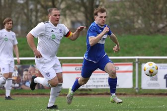 Fußball-Sachsenliga: Fährt der VfB Empor Glauchau gegen den SC Borea Dresden Big Points im Titelrennen ein? - Laufen Lucien Hertel (rechts im Duell mit Florian Glöß aus dem Heimspiel gegen Pirna-Copitz) und Co ihren Verfolgern am Sonntag wieder etwas weiter davon?