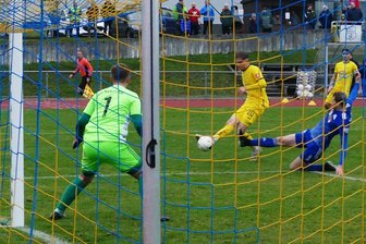 Fußball-Sachsenliga: Marienberger Abwehrstratege mutiert zum Torjäger - In der Nachspielzeit wäre Fabio Anger mit diesem Schuss beinahe sogar das Siegtor gelungen, doch der Markranstädter Keeper parierte per Fußabwehr.