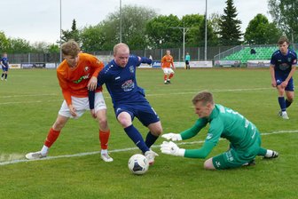Fußball-Sachsenliga: Marienberger Rätsel bleibt ungelöst - Kevin Matthes (Mitte) hatte die größte Marienberger Chance, scheiterte jedoch an Borea-Keeper Karl Neumann.