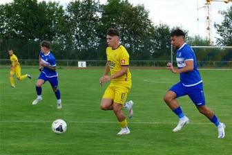 Fußball-Sachsenliga: Marienberger Talent ist heiß auf seinen Ex-Verein - Beim VfB Fortuna Chemnitz trifft der Neu-Marienberger Calvin Wilhelm (Mitte) auf viele einstige Teamkollegen.