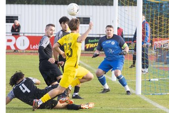 Fußball-Sachsenliga: Marienbergs Trainer wünscht sich alte Leichtigkeit zurück - Torgefahr, wie sie hier Jonathan Müller (vorn) im Spiel gegen Tapfer Leipzig entfacht, wollen die Marienberger auch am Samstag gegen Markranstädt möglichst oft erzeugen.