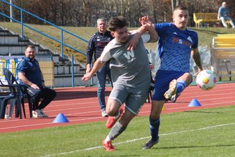 Fußball-Sachsenliga: Mühsame Nullnummer am Reichenbacher Wasserturm - Reichenbachs Lennart Dietrich (links) im Zweikampf mit dem Markranstädter Lukas Peter.