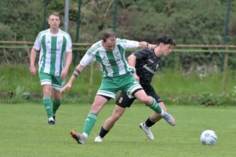Fußball-Sachsenliga: Thalheimer Torflaute nimmt beängstigende Ausmaße an - So wie hier für Lukas Hirsch gab es für die Thalheimer in Leipzig selten ein Durchkommen.
