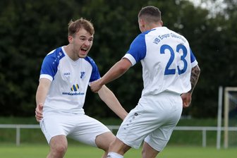 Fußball-Sachsenliga: VfB Empor Glauchau feiert fast perfekte Woche mit Kantersieg beim VfL Pirna-Copitz - Hatte erneut Grund zum Feiern: Lucien Hertel (links, hier zusammen mit Fabien Bochmann beim Heimsieg gegen Leipzig) brachte Glauchau gegen Pirna-Copitz früh in Führung.