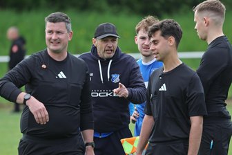 Fußball-Sachsenliga: Warum nach dem 3:2-Erfolg des VfB Empor Glauchau gegen Borea Dresden die Sieger auf den Schiedsrichter einredeten - Glauchaus Trainer Nico Quade (2. von links) hatte nach der Partie noch Redebedarf mit dem Gespann um Arian Hamzehian (2. von rechts).