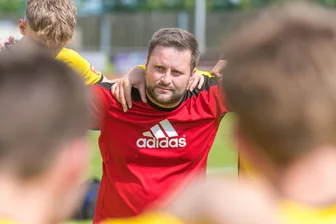 Fußball-Sachsenligist Marienberg verkündet Trainerwechsel - Nach den Spielen bildete Trainer Ronny Rother mit den Spielern immer einen Kreis, um einige Worte ans Team zu richten.