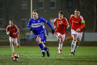 Fußball: Sachsenligist VfB Empor Glauchau steckt Niederlage gegen Lichtenstein schnell weg - und sendet „Warnung“ an Motor Marienberg - Lucien Hertel (blaues Trikot) - hier beim Testspiel gegen Lichtenstein - hielt auch die Abwehr des FC Thüringen Weida auf Trab.