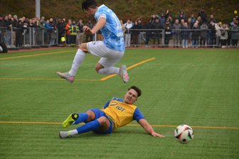 Fußball-Sachsenpokal: Annaberger bieten erneut großem Favoriten Paroli - Die vielbeschäftigte Annaberger Defensive ließ wenig zu und zeigte wenig Respekt vor dem Favoriten. Hier grätscht Tom Dietze CFC-Stürmer Domenico Alberico den Ball vom Fuß.