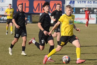 Fußball-Sachsenpokal: Auerbach lässt nichts anbrennen - Max Roscher (am Ball) schnürte beim 3:0-Erfolg des VfB Auerbach beim HFC Colditz einen Doppelpack.