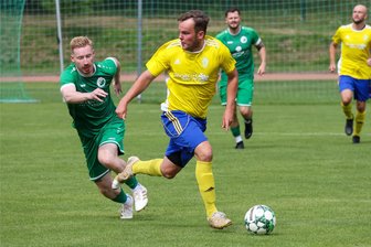 Fußball-Sachsenpokal: Blau-Gelb Mülsen gibt gegen Chemie Leipzig das Heimrecht ab - Das Pokalspiel gegen Chemie Leipzig soll für Franz Thümmler (am Ball) und seine Mülsener Teamkollegen auch auswärts ein Höhepunkt werden.