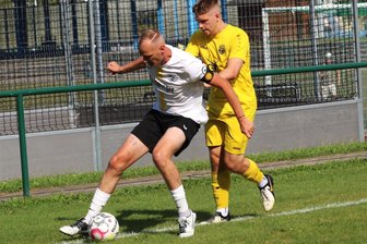 Fußball-Sachsenpokal: BSC Freiberg sorgt für eine Überraschung - Der Freiberger Kevin Budach (l.), der am Samstag die Kapitänsbinde trug, schirmt den Ball gegen Max Starke (r.) ab. Mit seinem Kopfballtor in der 57. Minute legte er den Grundstein für das Weiterkommen im Pokal.