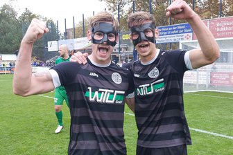 Fußball-Sachsenpokal: Drei alte Bekannte kommen zurück ins Vogtlandstadion - Eric Träger (links) und der jetzige Eilenburger Tom Fischer hatten letztes Jahr im Oktober in Luckenwalde beide mit gebrochener Nase gespielt.