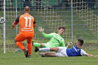 Fußball-Sachsenpokal: Droht dem VfB Empor Glauchau beim VfB Schöneck akute Stolpergefahr? - Rutscht der VfB Empor Glauchau – hier mit Marcin Sieber (rechts) und Torwart Niclas Wiener (Mitte) beim 1. Spieltag gegen Andy Hebler vom VfB Krieschow– in Schöneck aus?
