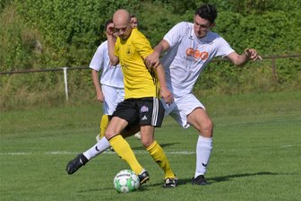 Fußball-Sachsenpokal: ESV Lok Zwickau mit deutlich veränderter Startelf trotzdem klarer Favorit - David Günnel (rechts) und seine Teamkameraden hoffen im Landespokal auf einen besseren Ausgang als zum Saisonauftakt gegen Handwerk Rabenstein.