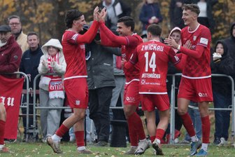 Fußball-Sachsenpokal: FSV Zwickau begleicht Rechnung beim VfB Empor Glauchau - Die Zwickauer bejubeln in dieser Szene das zwischenzeitliche 2:0 durch Cemal Sezer (2. von links).