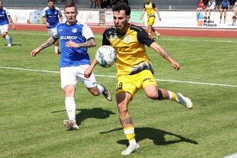 Fußball-Sachsenpokal: Für den VFC Plauen geht es wieder gegen ein Glauchauer Team - Matheus De Moura Beal (VFC Plauen, rechts) ist vor dem Fabien Bochmann (VfB Empor Glauchau) am Ball.