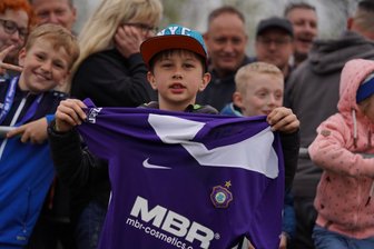 Fußball-Sachsenpokal in Glauchau: Aue-Kapitän Marvin Stefaniak macht einen kleinen Fan aus Meerane glücklich - Matheo Rehm aus Meerane freut sich über das Trikot von Marvin Stefaniak.