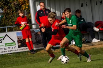 Fußball-Sachsenpokal: Langenauer A-Junioren hoffen nun auf das große Los - Nicht zu halten: Die Langenauer B-Junioren um Sit-Kilian Dierking (l.) waren gegen Landesligist Chemie Leipzig chancenlos und schieden mit 0:8 aus dem Sachsenpokal aus.