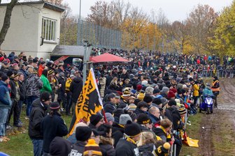 Fußball-Sachsenpokal mit Kreisderby zwischen VfB Empor Glauchau und FSV Zwickau: Schon mehr als 1000 Tickets weg - 4000 Zuschauer haben im November 2023 das Sachsenpokalspiel zwischen Glauchau und Dresden verfolgt. Am Samstag wird ebenfalls mit einer tollen Kulisse gerechnet.
