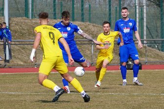 Fußball-Sachsenpokal: Phantom-Foul trägt zu Marienberger Ausscheiden bei - So wie hier Kapitän Toni Ziffert, der kurz nach der Pause das 0:4 erzielte, hatten die Grimmaer Spieler am Samstag beim Sachsenpokal-Viertelfinale in Marienberg oft zu viel Platz.