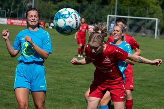 Fußball-Sachsenpokal: SG Jößnitz eiskalt vom Punkt - Nathalie Schubert beim Kopfball.