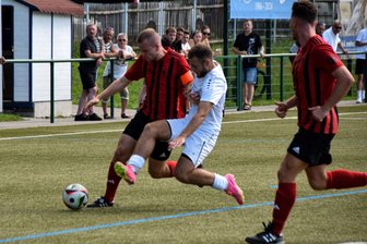 Fußball-Sachsenpokal: Trainer des SV Germania Mittweida tritt auf die Euphoriebremse - Germania-Kapitän Franz Weinert (l.), hier beim Punktspiel in Frankenberg, kämpft am Samstag mit seinem Team um den Einzug ins Sachsenpokal-Achtelfinale. Barkas ist bereits ausgeschieden und hat ein freies Wochenende.