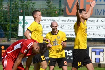 Fußball-Sachsenpokal: VfB Auerbach ist auf dem Blatt der Favorit - Ben Colin Weigel und Aleksandrs Guzlajevs feiern den Treffer von Charlie Spranger (rechts) zum 1:0 gegen Ludwigsfelde.