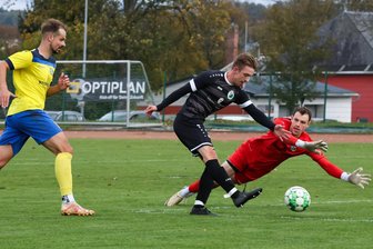 Fußball-Sachsenpokal: VfB Auerbach ist der letzte vogtländische Vertreter im Wettbewerb - Merkurs Felix Niemann erzielt in letzter Sekunde den Ehrentreffer, Dresdens Torwart Fabian Vogel kommt nicht mehr an den Ball.