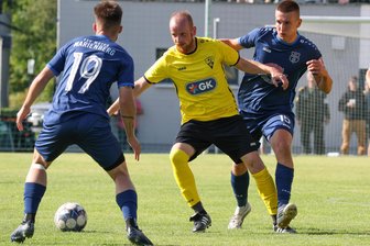 Fußball-Sachsenpokal: VfB Schöneck wirft Marienberg aus dem Wettbewerb - Schönecks Philipp Zimmermann (Mitte) wird von den Marienbergern David Zrebnak (links) und Rick Bauer umringt.
