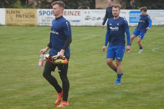 Fußball-Sachsenpokal: Warum ein Torwart des VfB Empor Glauchau beim Achtelfinalgegner FSV Zwickau mittrainiert - Niclas Wiener (links) beim Training seines Vereins VfB Empor Glauchau. Zuletzt war er allerdings häufiger mit den Schwänen auf dem Platz.