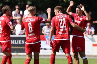 Fußball-Sachsenpokal: Welche Stärken und Schwächen der FSV Zwickau beim Sieg in Zwenkau gezeigt hat - Veron Dobruna (rechts) erzielte für den FSV Zwickau gegen Zwenkau drei Treffer. Hier bejubelt er mit seinen Mannschaftskameraden das Tor zum zwischenzeitlichen 2:0.