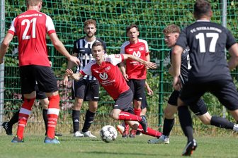 Fußball-Sachsenpokal: Westsachsen und das Vogtland kreuzen am Sonntag zweimal die Klingen - Der OSV - hier mit Max Clauß (Mitte) im Spiel gegen Stollberg - hat in der ersten Runde des Sachsenpokals Heimrecht.