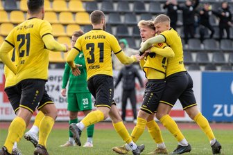 Fußball-Sachsenpokal: Wie der VFC Plauen Favorit Chemie Leipzig besiegte - Die Plauener feiern ihren Siegtorschützen Max Winter (Zweiter von rechts). Nach einem 0:1-Rückstand zur Pause zog der VFC mit einem 2:1-Erfolg gegen Chemie Leipzig ins Pokal-Viertelfinale.
