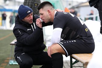 Fußball: Schafft Merkur Oelsnitz im Jubiläumsjahr den Sprung in die Sachsenliga? - Merkurs Co-Trainer Denny Buschner (links) versucht hier, die Blutung von Toni Döges Oberlippe zu stoppen.