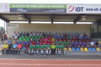 Fußball: Schiedsrichter wechseln die Seiten und diskutieren über Handspiel - Lauter Schiedsrichter: Die Teilnehmer aus Sachsen, die sich in Annaberg diesmal selbst ums Leder stritten.