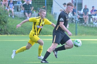 Fußball: Schneeberg und Auerhammer sehen Abstieg als Chance für Neubeginn - Auch in der neuen Saison werden sich Concordia Schneeberg mit Moritz Lorenz und der SV Auerhammer mit Ruben Albusberger (r.) wieder gegenüberstehen. Dann allerdings in der Erzgebirgsliga.