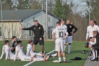 Fußball: Schneeberger wollen Kehrtwende in der Landesklasse schaffen - Trainer Felix Pahlisch (Mitte) hatte zuletzt viel mit seiner Elf zu reden, wie hier nach dem 1:3 gegen den SV Auerhammer. Nach drei Niederlagen in Serie ist die Concordia gefährlich nah an die Abstiegsränge gerutscht.