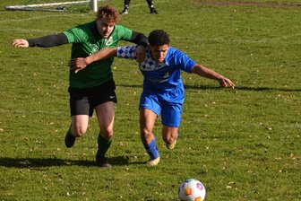 Fußball: Spätes Tor entscheidet hitziges Derby zwischen Zschopautal und Königswalde - Ein intensives Derby haben sich der BSV Eintracht Zschopautal und Blau-Weiß Königswalde geliefert. Mit vollem Einsatz gehen in dieser Szene Tim Groschopp (l.) und Königswaldes Tony Kenneth Nyirenda zu Werke.