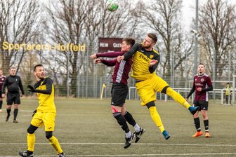 Fußball: Spitzenreiter Oelsnitz patzt in der Erzgebirgsliga erneut - Kenny Daniel Hoyer (r., im Kopfballduell mit Schwarzenbergs Hannes Freudenberg) sicherte dem Oelsnitzer FC wenigstens einen Punkt.
